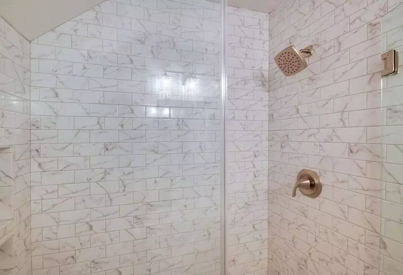 Welcoming Brandon Home W/ Pool & Screened In Deck