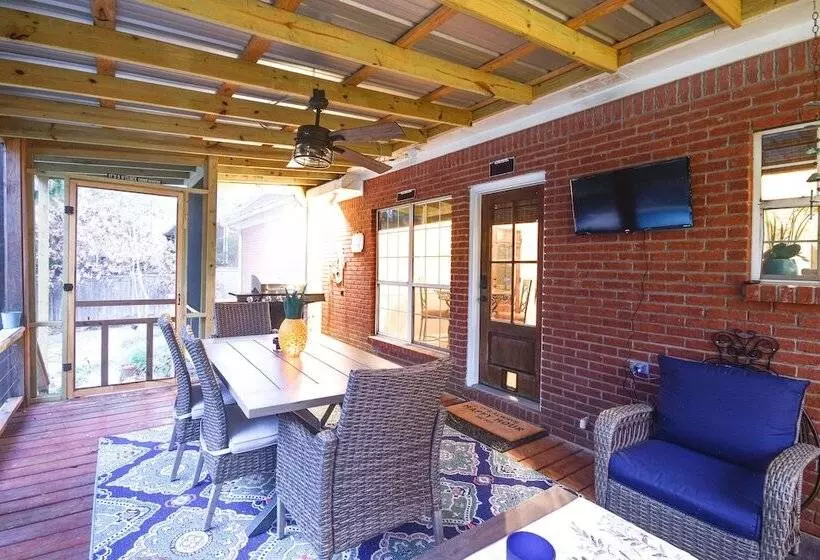 Welcoming Brandon Home W/ Pool & Screened In Deck