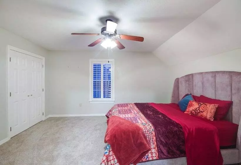 Welcoming Brandon Home W/ Pool & Screened In Deck