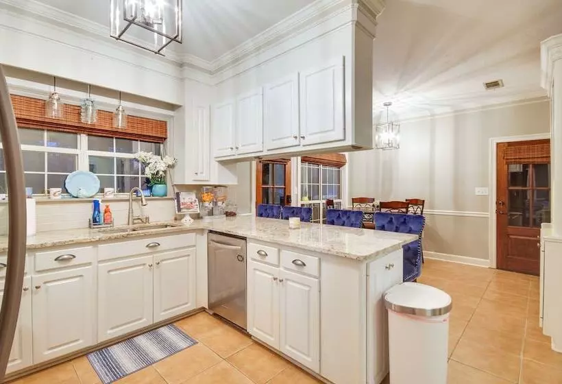 Welcoming Brandon Home W/ Pool & Screened In Deck