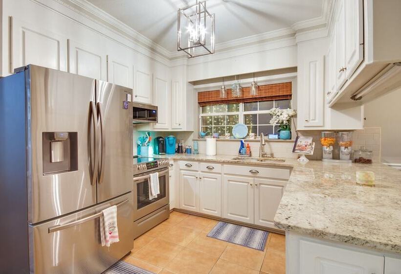 Welcoming Brandon Home W/ Pool & Screened In Deck