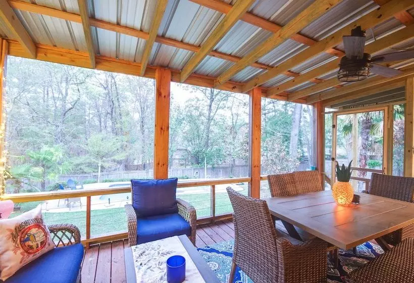 Welcoming Brandon Home W/ Pool & Screened In Deck