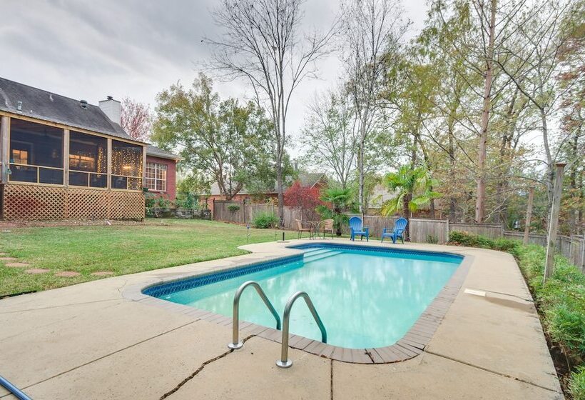 Welcoming Brandon Home W/ Pool & Screened In Deck