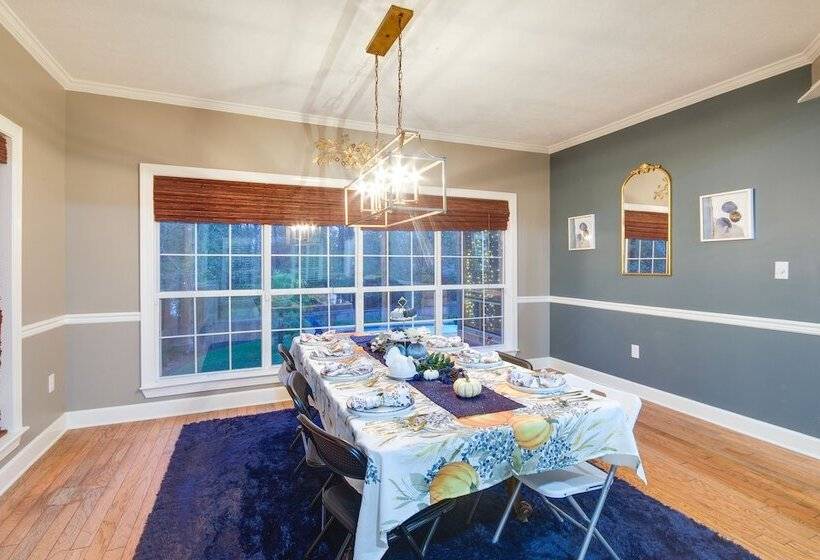 Welcoming Brandon Home W/ Pool & Screened In Deck