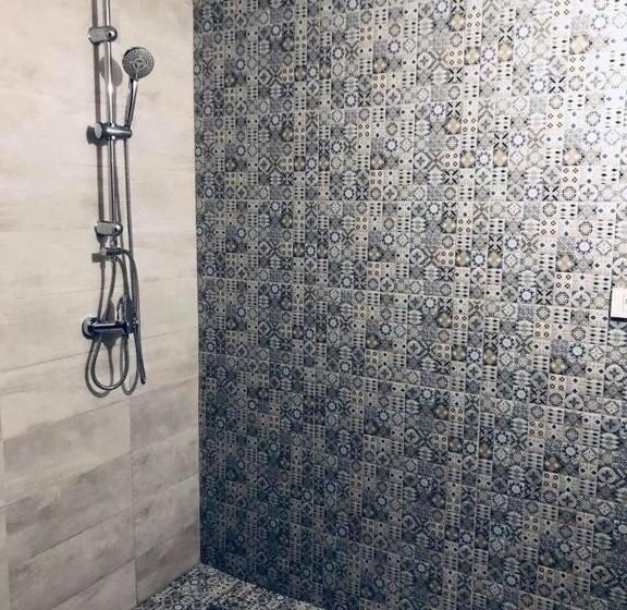 مبيت وإفطار Popasul Din Pietrar