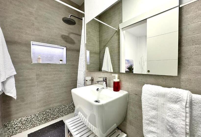 Alcalá Retreat: Ocean View & Modern Comfort