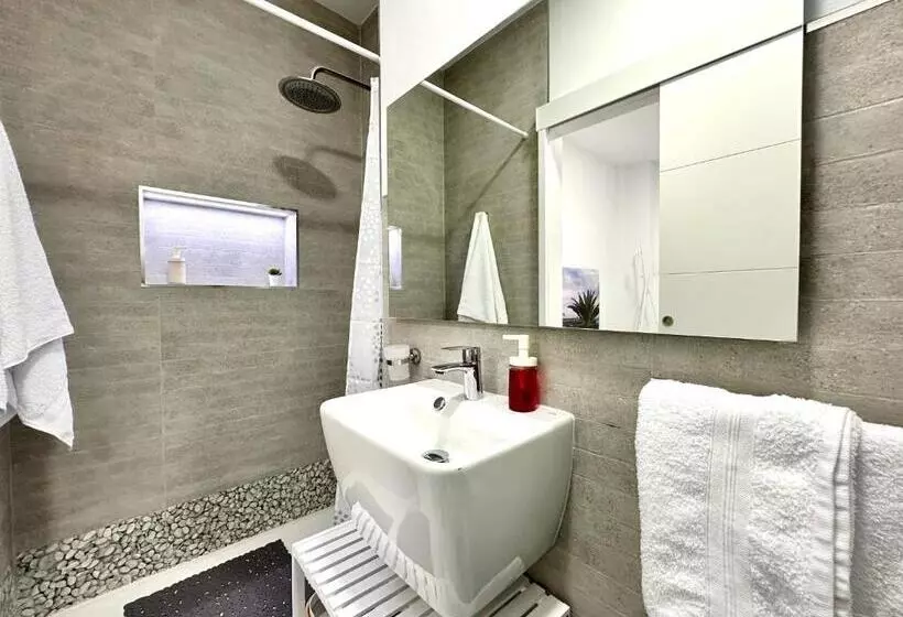 Alcalá Retreat: Ocean View & Modern Comfort