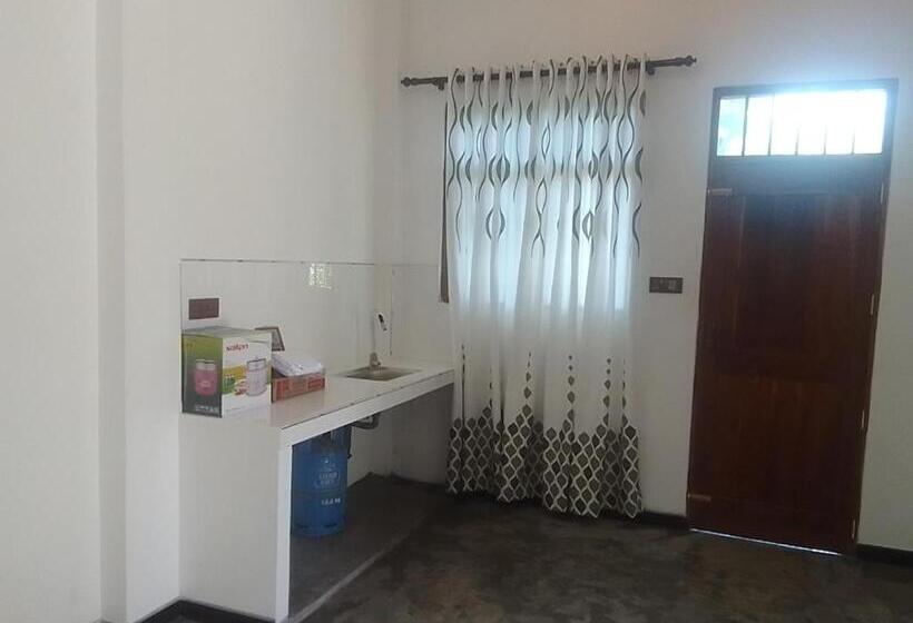 Пансион Ravindu S House