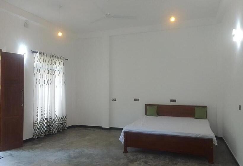 Пансион Ravindu S House