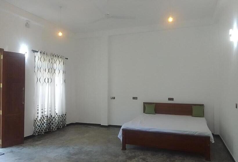 Пансион Ravindu S House