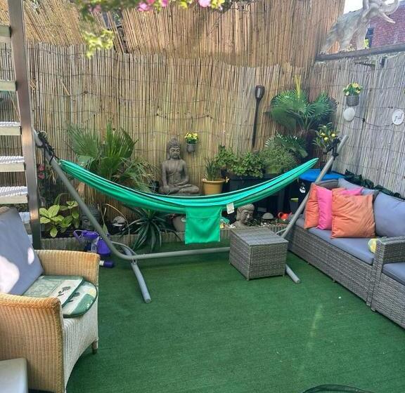 Bed and Breakfast Jungle Magic Room Near Atomium , Heyzel Stadium