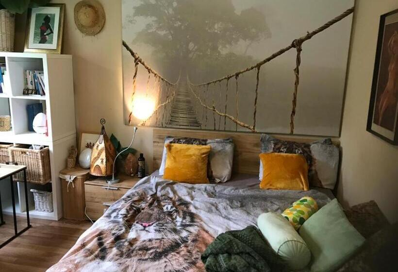 Bed and Breakfast Jungle Magic Room Near Atomium , Heyzel Stadium