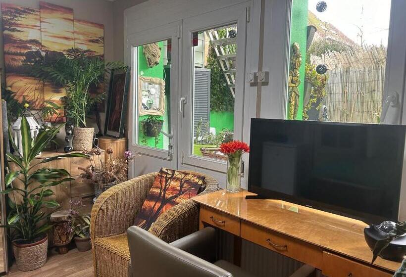 Bed and Breakfast Jungle Magic Room Near Atomium , Heyzel Stadium