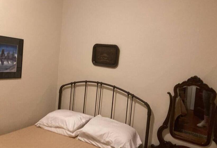 ベッドアンドブレックファースト Private Room With Shared Bathroom In Lakeview   2c