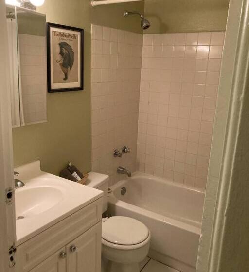 ベッドアンドブレックファースト Private Room With Shared Bathroom In Lakeview   2c