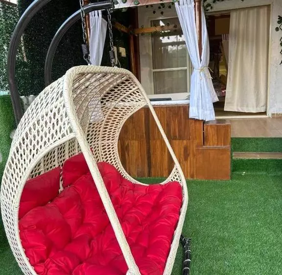 Hotelli Jacuzzi Hut Staycation