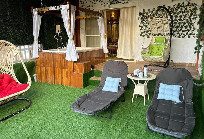 Hotel Jacuzzi Hut Staycation