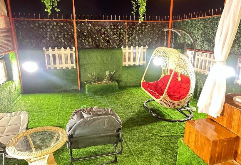 Hotel Jacuzzi Hut Staycation