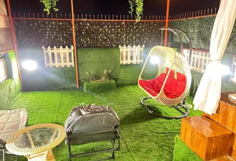 Hotelli Jacuzzi Hut Staycation