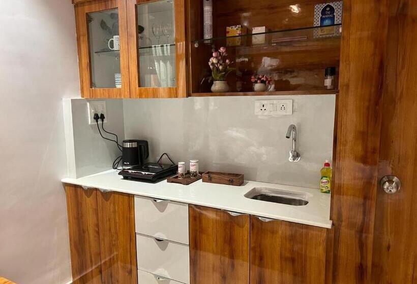 Hotel Jacuzzi Hut Staycation