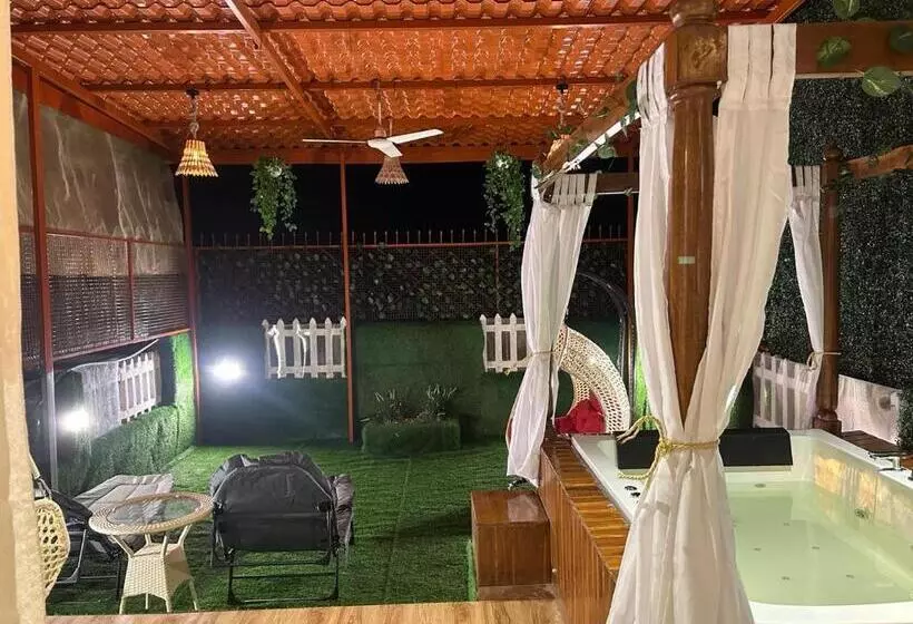 Hotelli Jacuzzi Hut Staycation