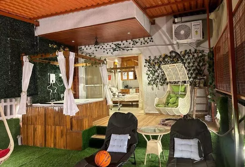 Hotelli Jacuzzi Hut Staycation