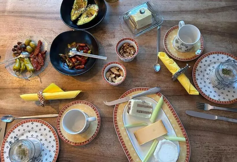 Aamiaismajoitus (B&B) Evis Cottage