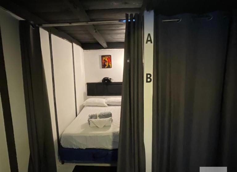 هتل Hostal Pub Central Park