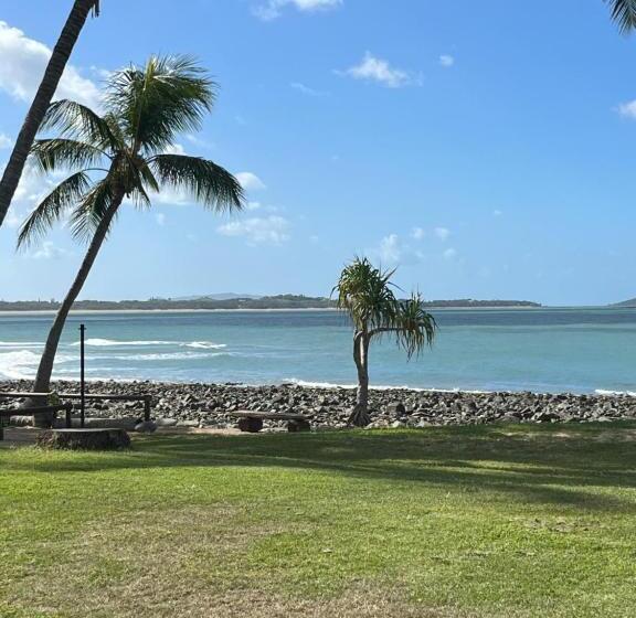 Indulge Beachfront At Dolphin Heads Resort Lousha Bach