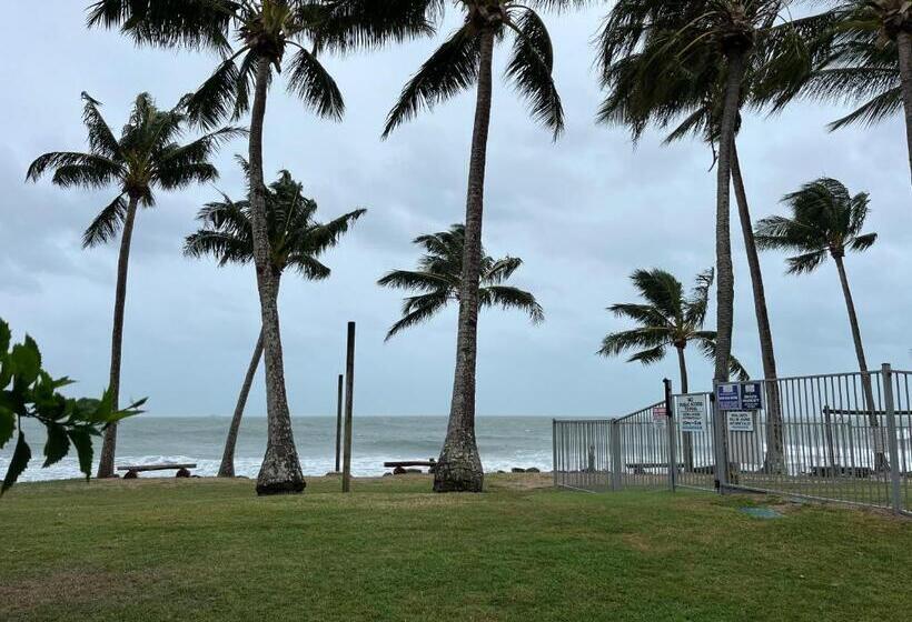 Indulge Beachfront At Dolphin Heads Resort Lousha Bach