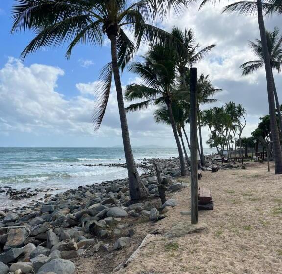 Indulge Beachfront At Dolphin Heads Resort Lousha Bach