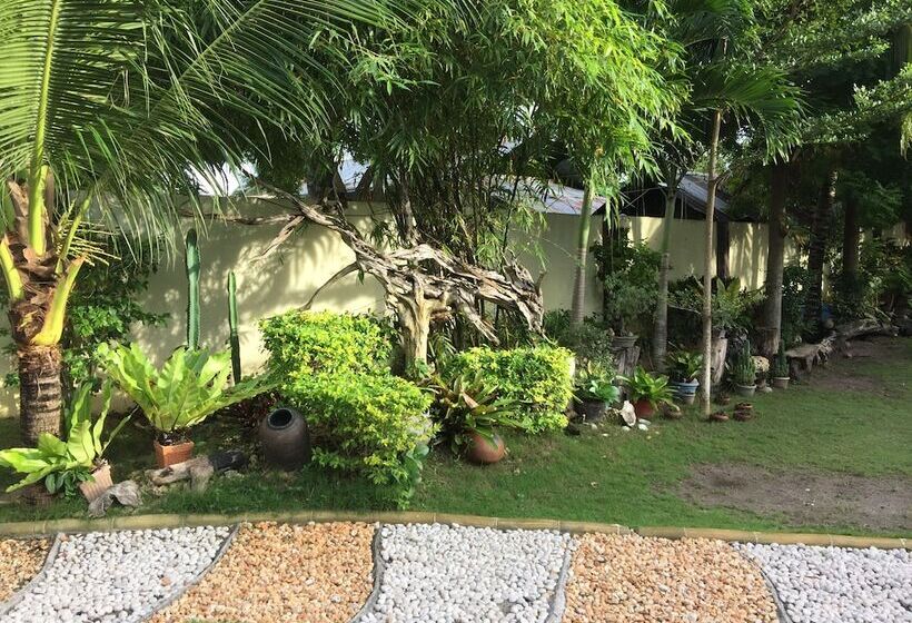 ホテル The Red Palm Resort