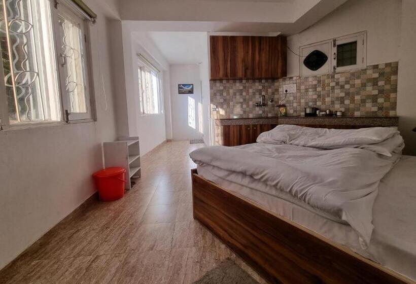Общежитие Tiny Homestay Female Dormitory
