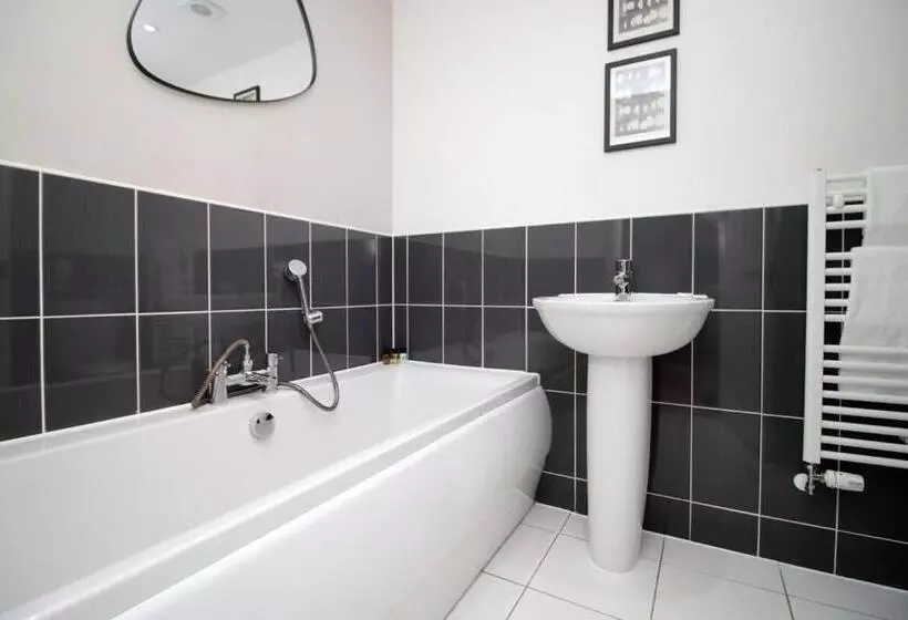 ペンション 4 Br | Free Parking | Garden
