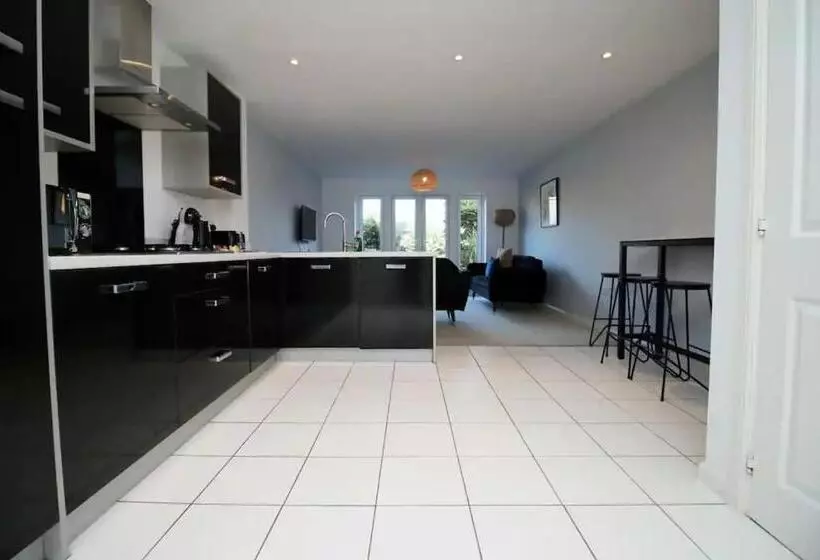 ペンション 4 Br | Free Parking | Garden