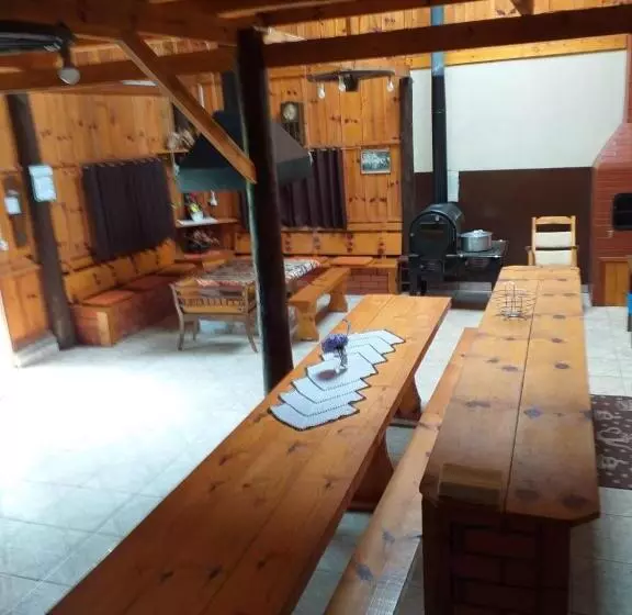 پانسیون Casa Inteira Com Piscina