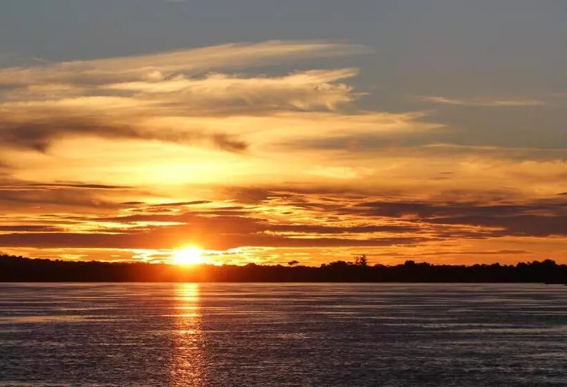 هتل Royal Chundu Island Lodge