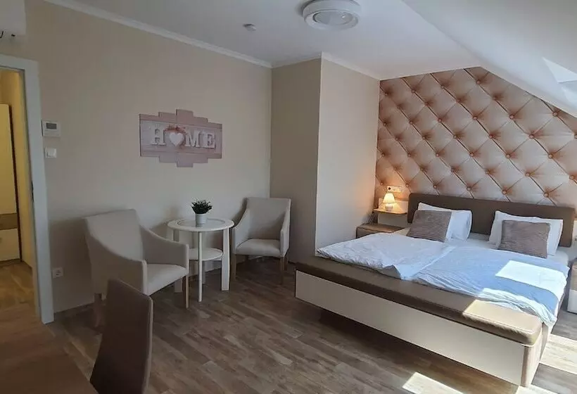 ホテル Camille Apartments