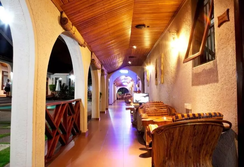 هتل Mahogany Lodge, Cantonments