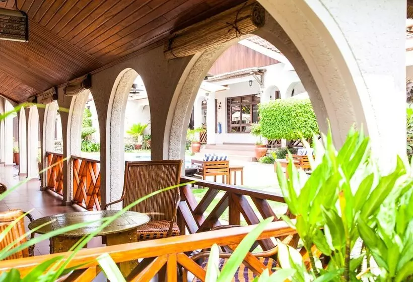 هتل Mahogany Lodge, Cantonments