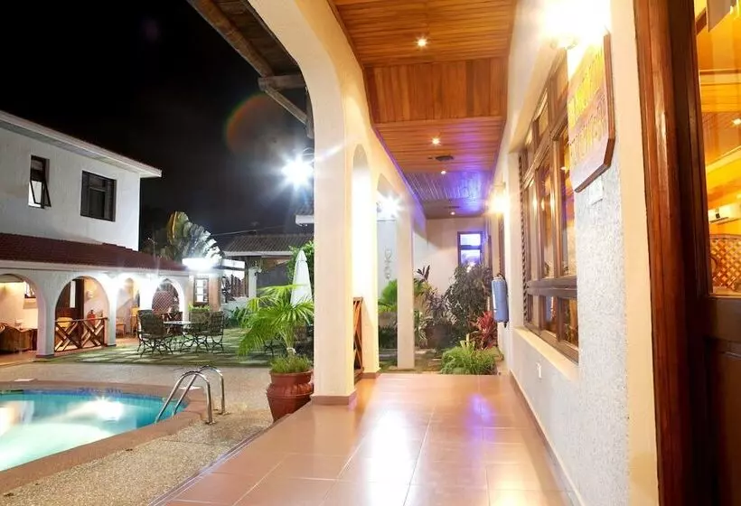 هتل Mahogany Lodge, Cantonments