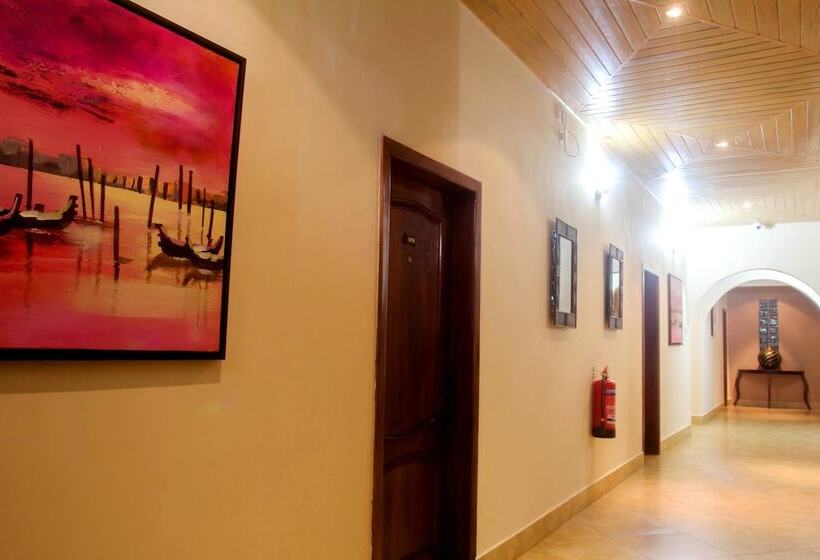 Hotel Mahogany Lodge, Cantonments