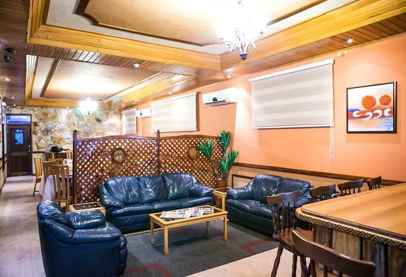 هتل Mahogany Lodge, Cantonments