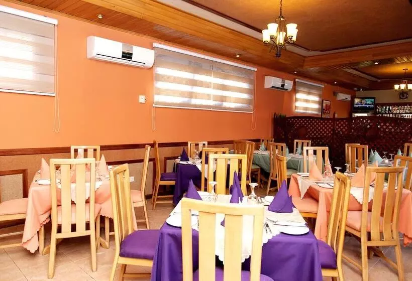 هتل Mahogany Lodge, Cantonments
