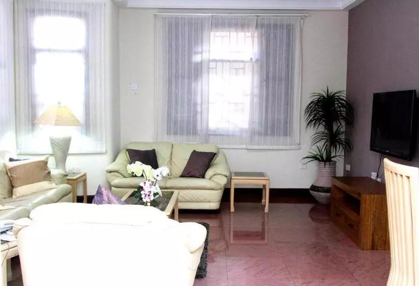 هتل Mahogany Lodge, Cantonments