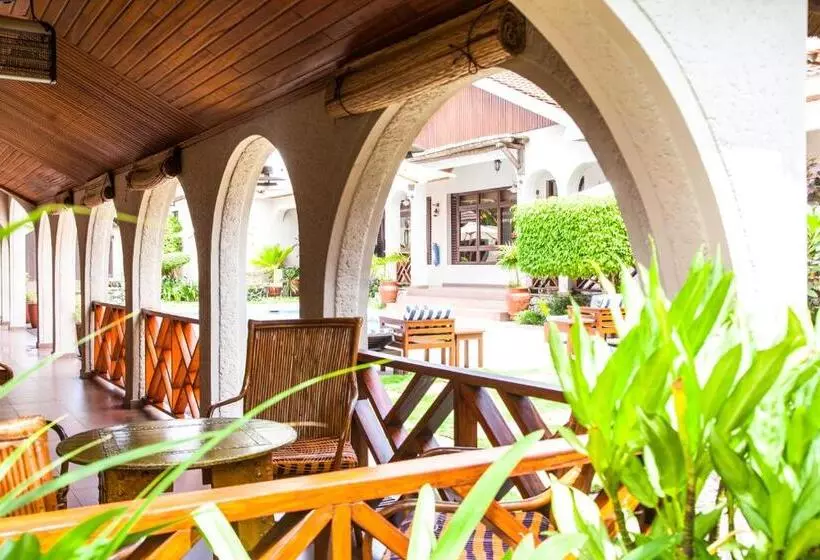 هتل Mahogany Lodge, Cantonments