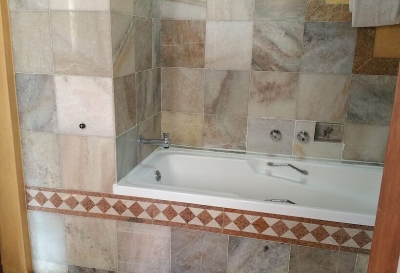 Woodmere Grand Hotel & Serviced Apartments