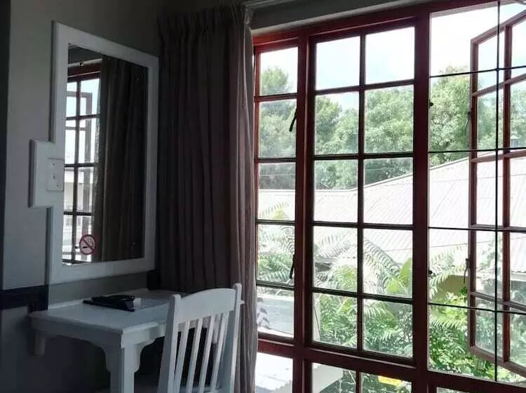 هتل Oakwood Lodge