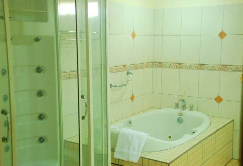 هتل Rovanel S Resort And Conference Centre