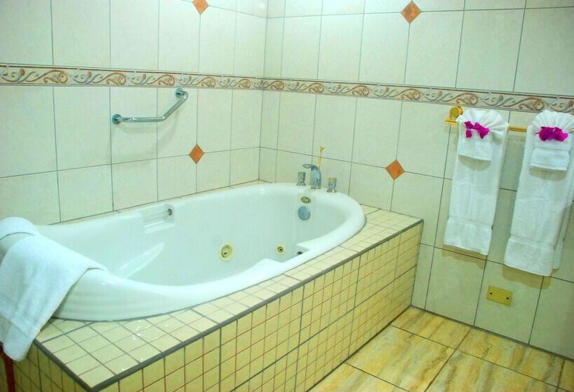 هتل Rovanel S Resort And Conference Centre